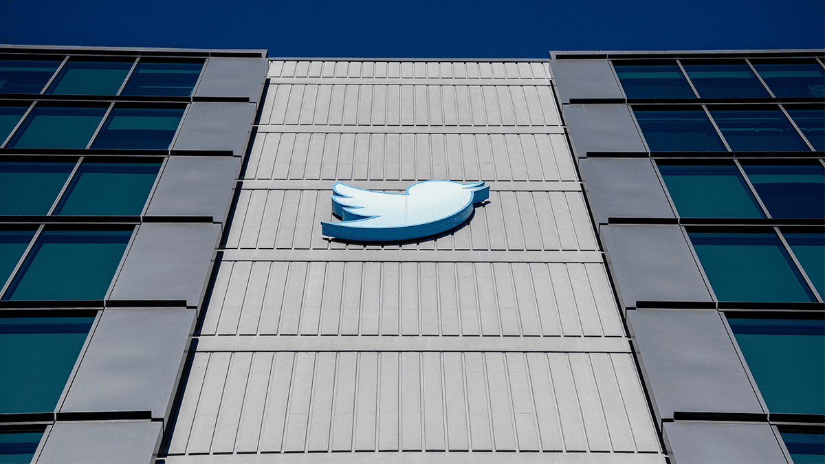 Twitter vend aux enchères son mobilier de bureau, dont des objets rares comme cette statue de son logo pour 100 000 $