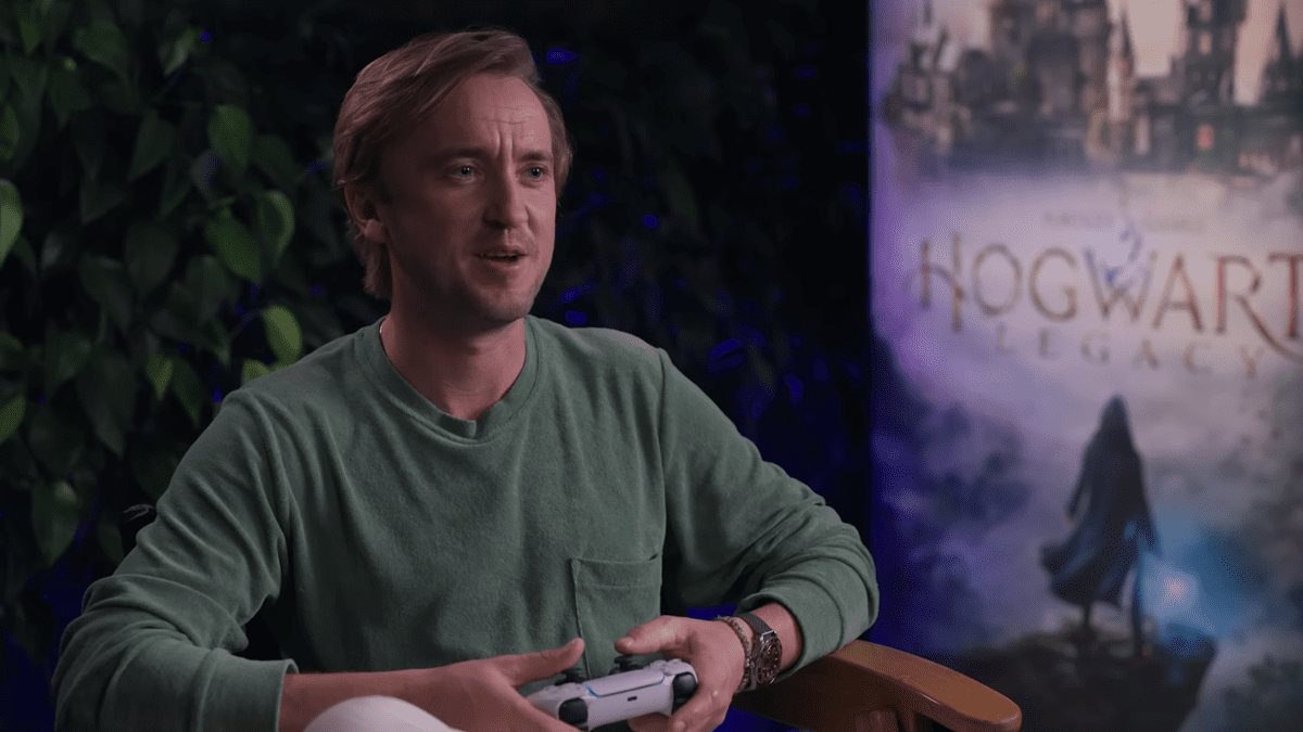 Tom Felton, Draco Malfoy dans Harry Potter, s'excite dans une nouvelle vidéo en jouant à Hogwarts Legacy