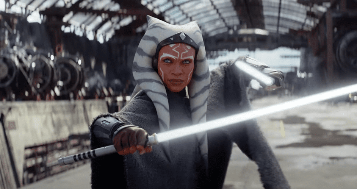 Rosario Dawson révèle à quel point son entraînement "intense" pour Star Wars: Ahsoka avec des sabres laser a été