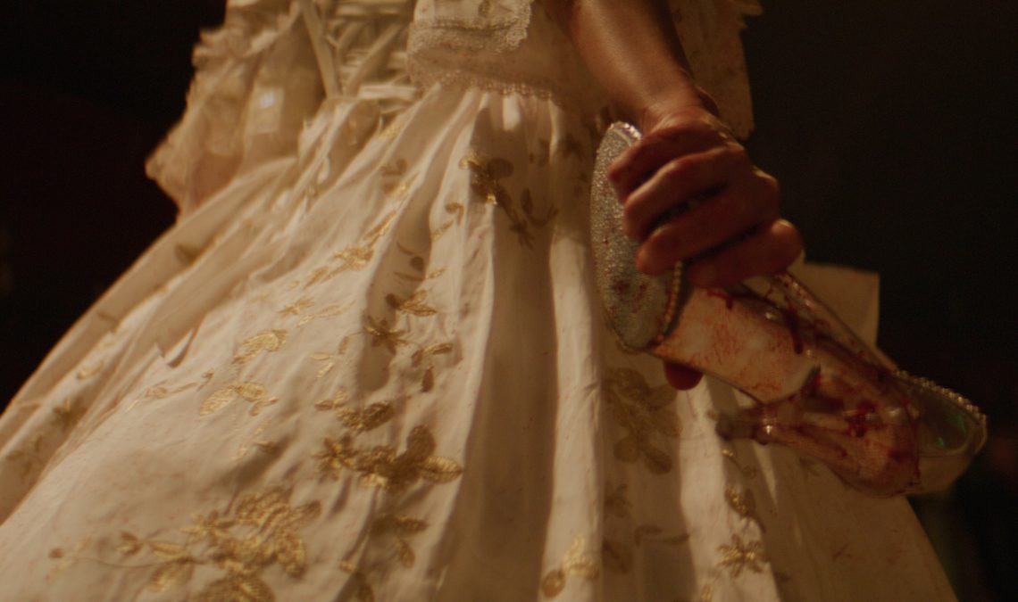 Premier regard sur "La Malédiction de Cendrillon", la terrifiante adaptation du classique de Disney