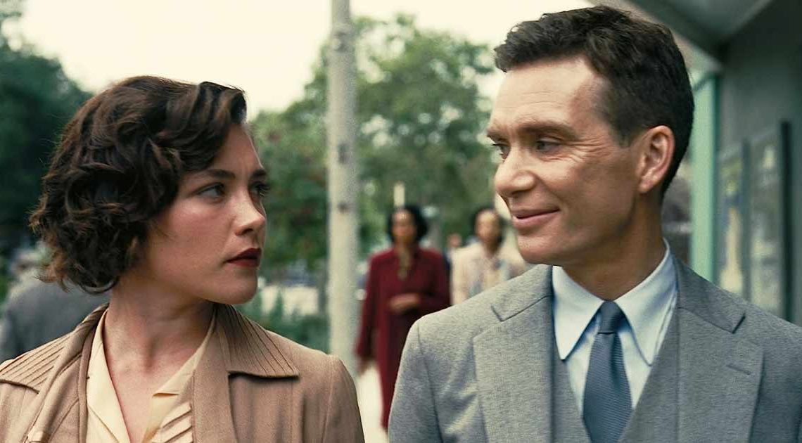 Les scènes de tabagisme et de sexe d'Oppenheimer sont censurées en Inde avec des robes noires générées par ordinateur et des pancartes « Smoking Kills »