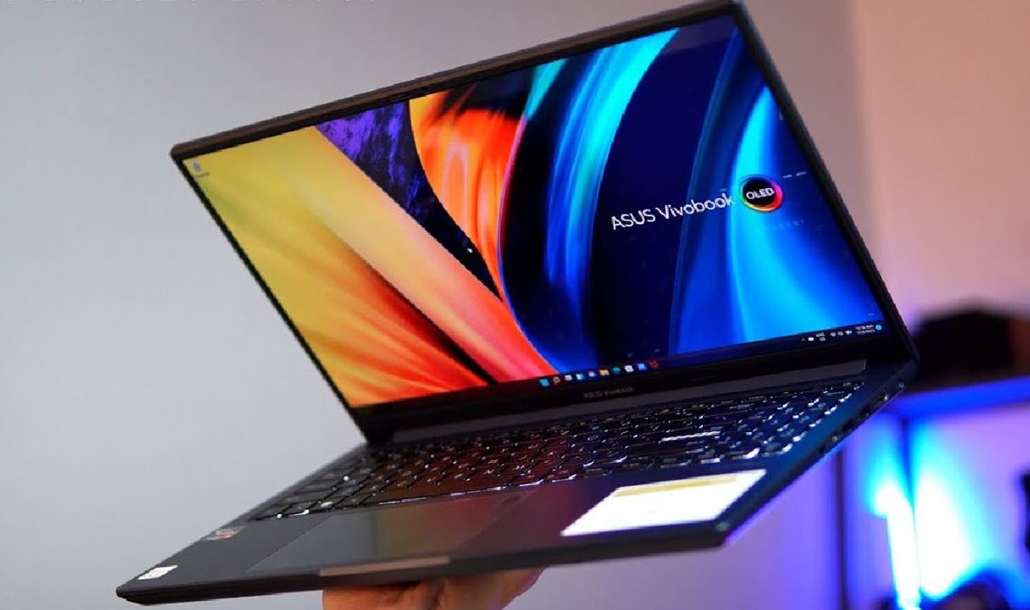 Cet ordinateur portable ASUS à écran OLED chute en dessous de 600 euros
