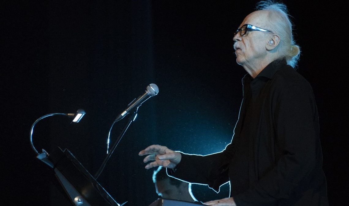 Les projets d'avenir du célèbre réalisateur John Carpenter : jouer à des jeux vidéo, regarder du basket et manger des glaces