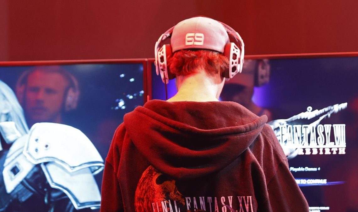 Jouer à des jeux vidéo pourrait contribuer à la perte auditive et aux acouphènes, selon une nouvelle étude