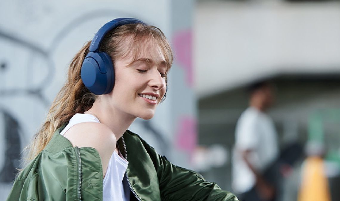 Avec 30 heures d'autonomie, ces écouteurs Sony à prix réduit sont parfaits pour écouter votre musique