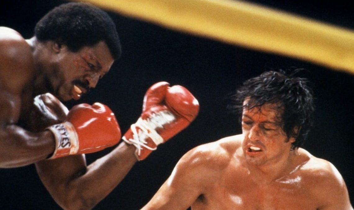 Un Sylvester Stallone au bord des larmes rend un hommage émouvant à Carl Weathers