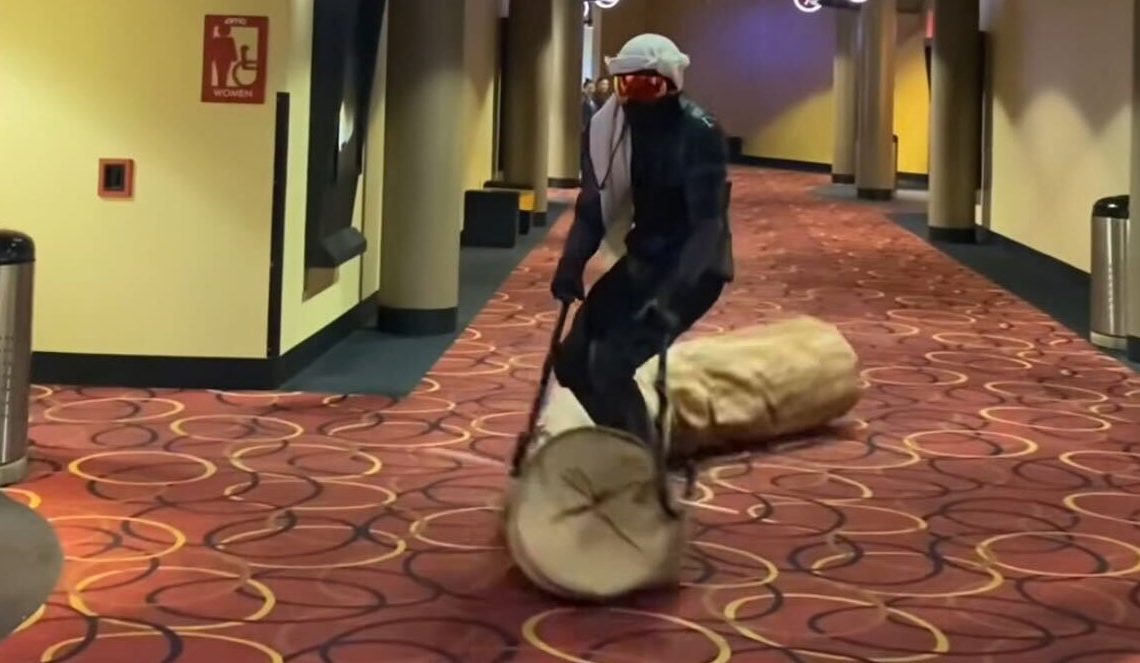 Le cosplayer viral de Dune : Partie 2 qui chevauchait un ver des sables explique comment il a réussi à le faire