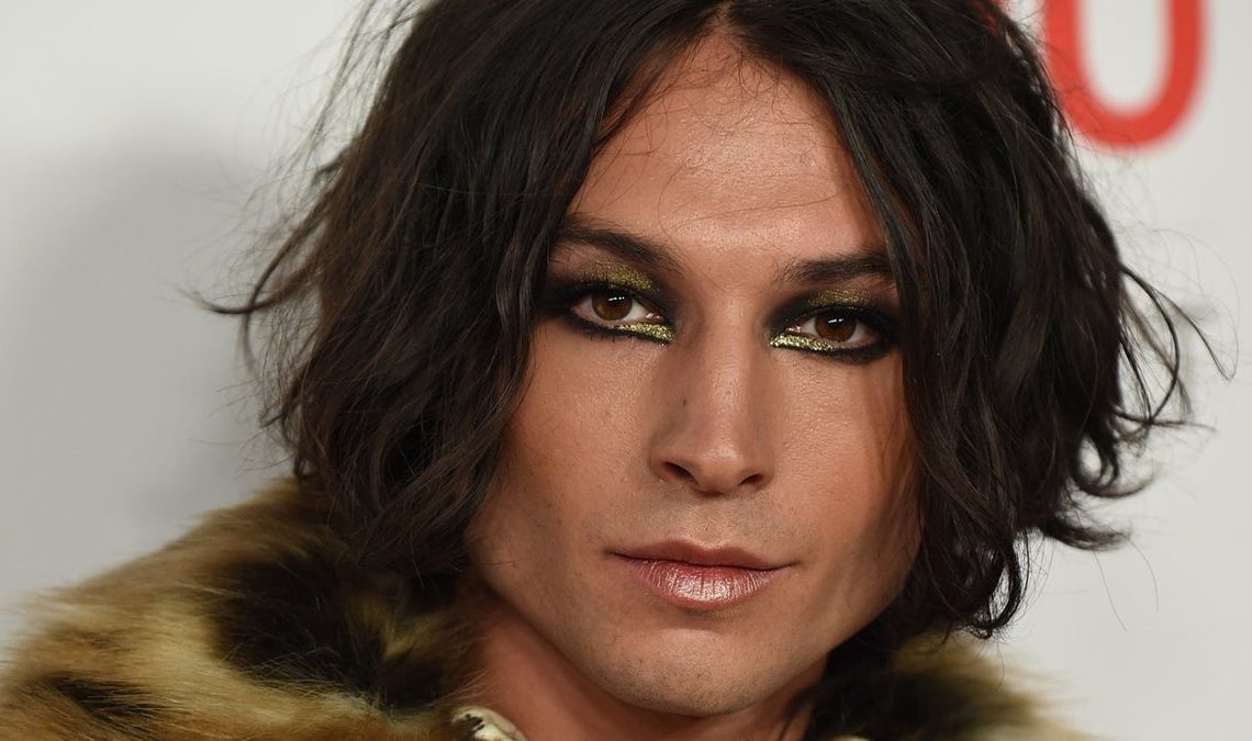 Il semblerait qu'Ezra Miller allait être dans Invincible, mais il a finalement été remplacé