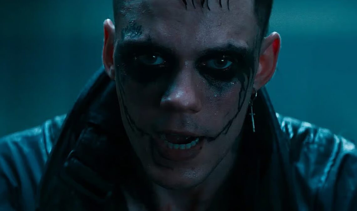 Bill Skarsgård brandit une épée dans un nouveau regard sur le remake de The Raven