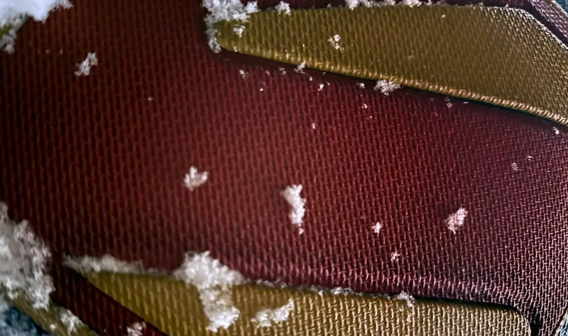 Les fans réagissent au costume Superman de David Corenswet et commencent déjà à spéculer