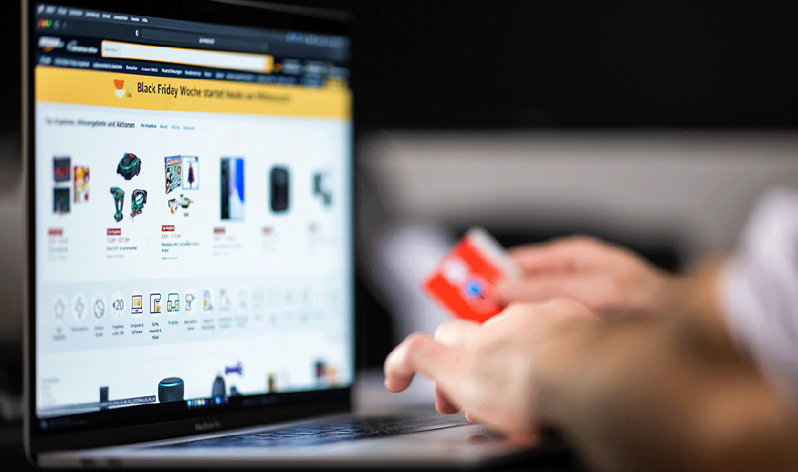 La FTC annonce une règle finale interdisant les évaluations de produits fausses, générées par l'IA et trompeuses