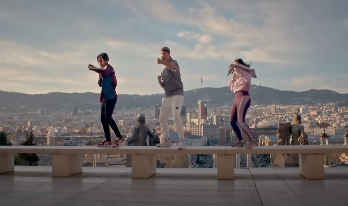 Barcelone s'impose dans le nouveau trailer de la dernière saison de Cobra Kai