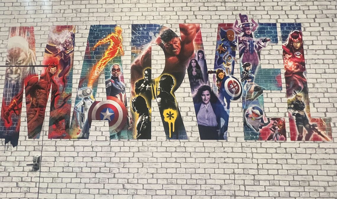 Fantastic Four : First Steps dévoile son sympathique robot HERBIE ainsi qu'un premier aperçu de Red Hulk et Daredevil