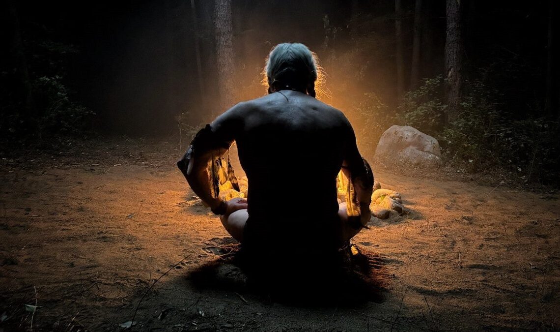 James Gunn révèle une image énigmatique sur un nouveau personnage de la deuxième saison de The Peacemaker