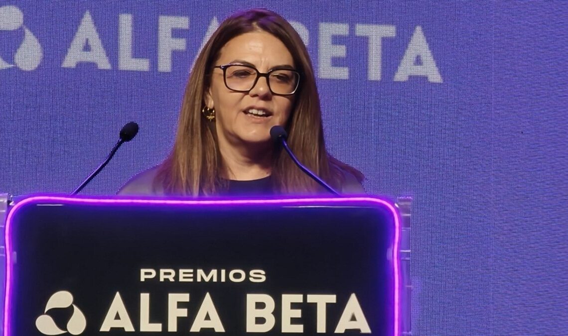 Paqui Horcajo, une voix que nous écoutons depuis plus de 30 ans dans l'industrie, défend l'importance du doublage aux Alfa Beta Awards