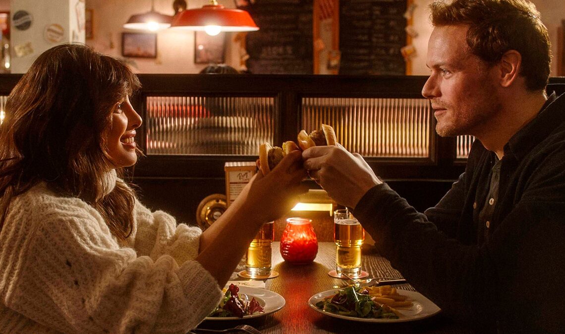 La star d'Outlander, Sam Heughan, joue dans cette comédie romantique que vous pouvez regarder gratuitement pour célébrer Noël