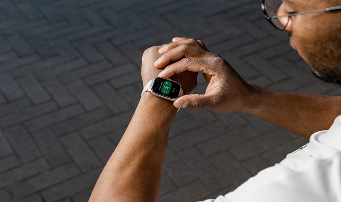 Cette smartwatch, avec un écran AMOLED et plus de 150 modes sportifs, a tout ce dont vous avez besoin et coûte moins de 100 euros