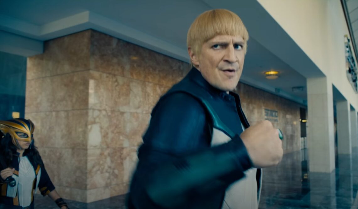 Nathan Fillion décrit sa lampe de poche verte comme un "imbécile"