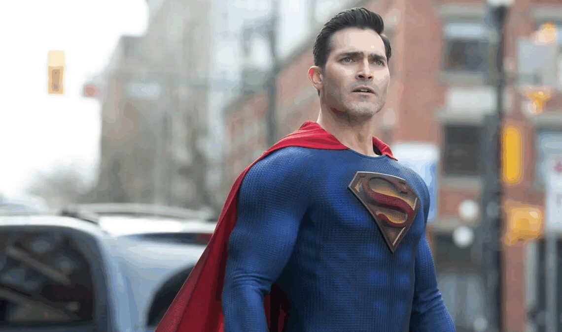 "La nostalgie le fait ressortir." Tyler Hoechlin surprend révélant son costume de Superman préféré