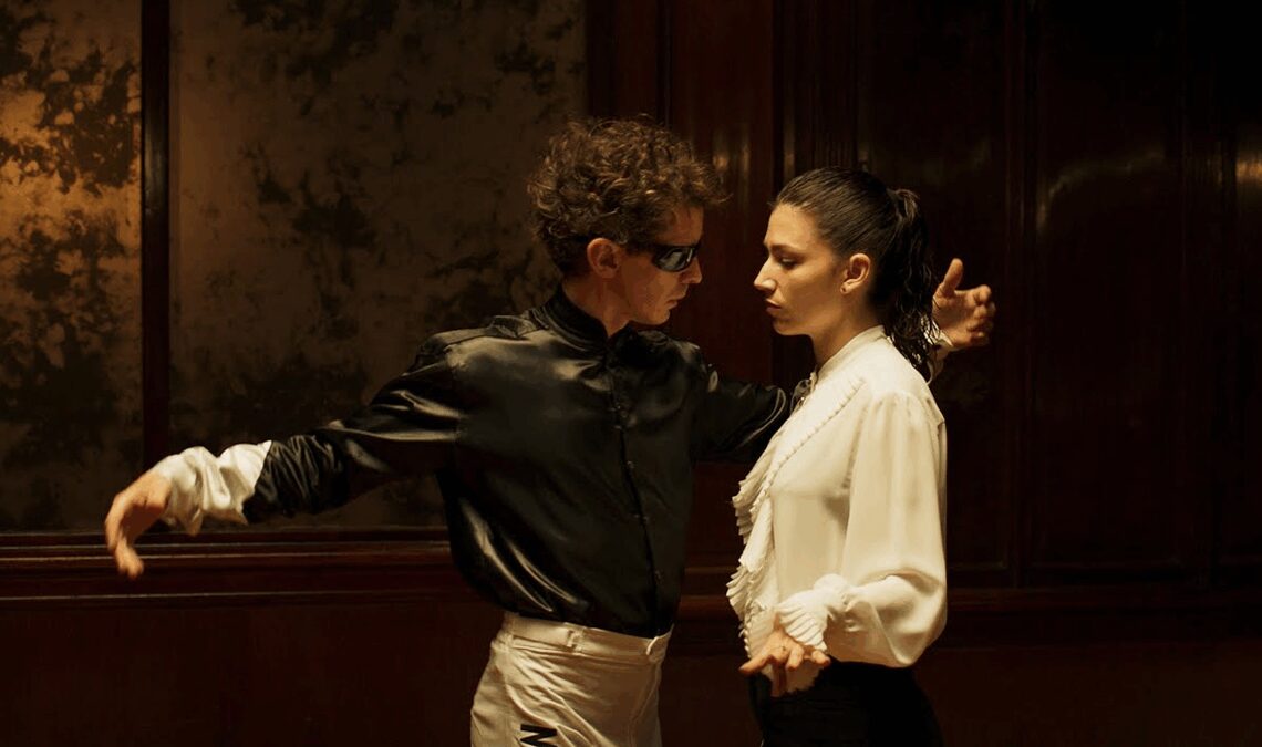 Exclusif: úrsula Corberó nous submerge de ses larmes dans ce clip inédit du jockey