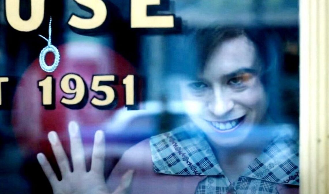 La série de préquelle montre sa première bande-annonce, avec un regard discret sur le clown de Pennywise du passé