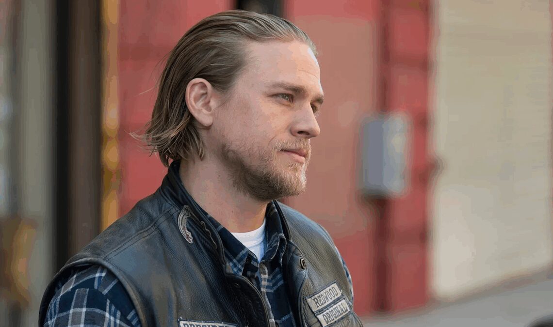 Charlie Hunnam revient au crime dans cette nouvelle série que vous ne pouvez pas manquer si vous aimiez les fils de l'anarchie