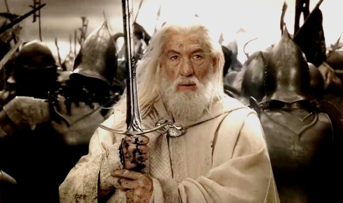 Il ne sort pas dans les films, mais la lutte de Gandalf contre le Nazgul quitte Aragorn en ridicule