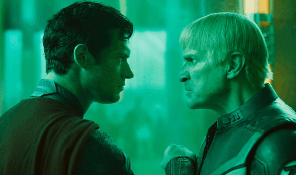 La nouvelle bande-annonce de Superman a tout: un bébé étrange, une confrontation avec Guy Gardner et un combat avec des rayons laser