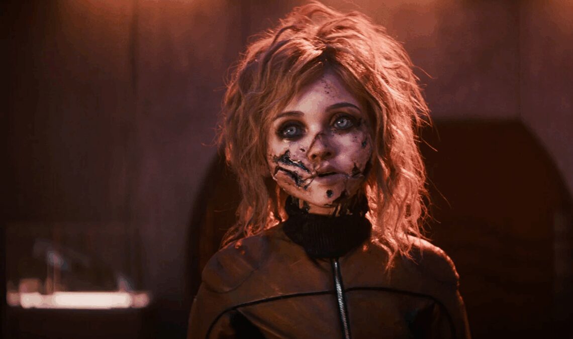 Ne vous inquiétez pas, M3gan 2.0 n'a pas abandonné ses racines, et cette vidéo exclusive le montre clairement