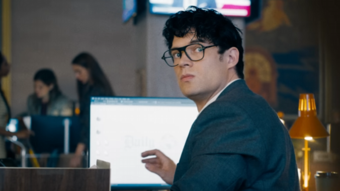 James Gunn a une explication basée sur les bandes dessinées sur les raisons pour lesquelles les lunettes Clark Kent l'empêchent d'être reconnue comme Superman