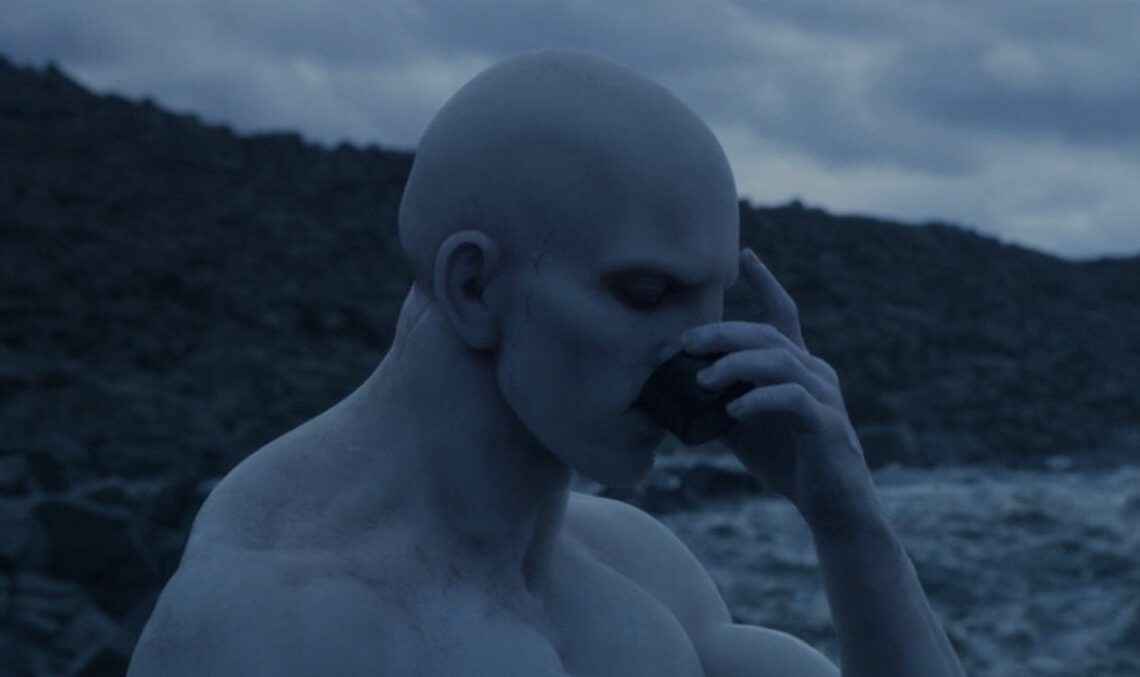 Une mystérieuse substance noire apparaît sur un navire amarré aux États-Unis. Les fans de science-fiction élaborent déjà des théories