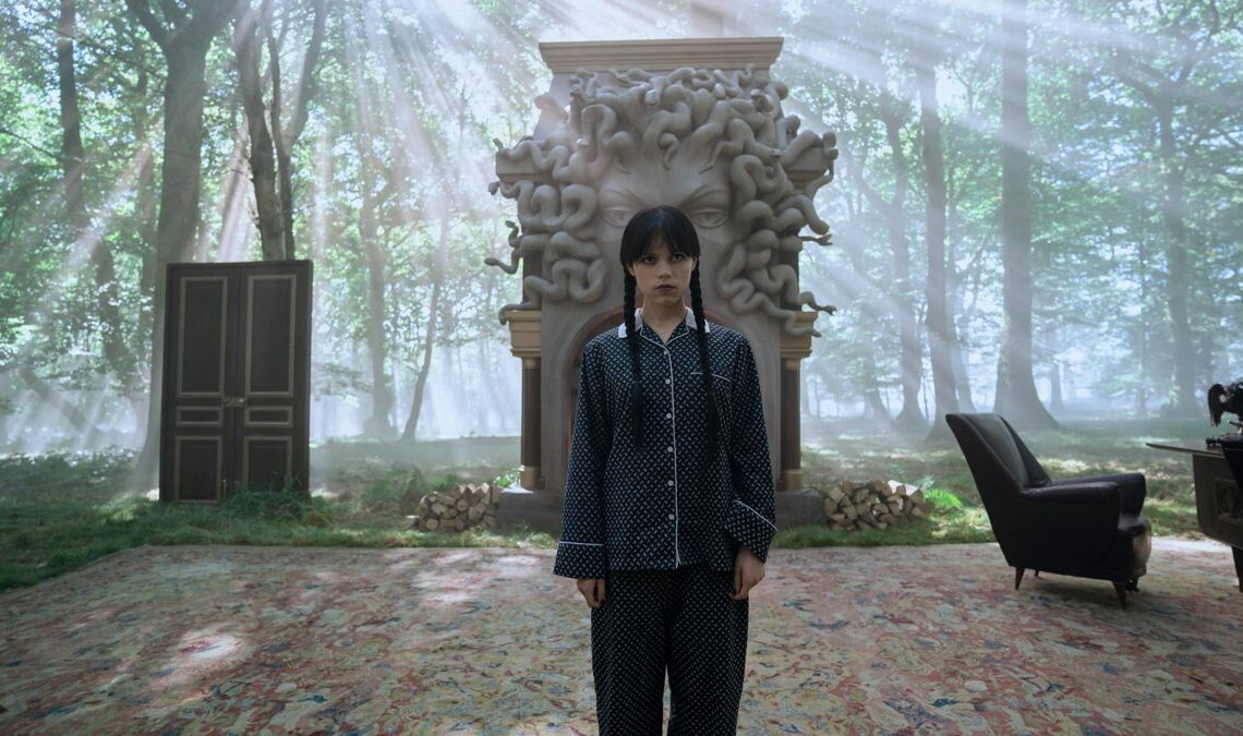 Mercredi surprend les fans avec la bande-annonce de la deuxième partie de la saison 2 et de sa célèbre star invitée