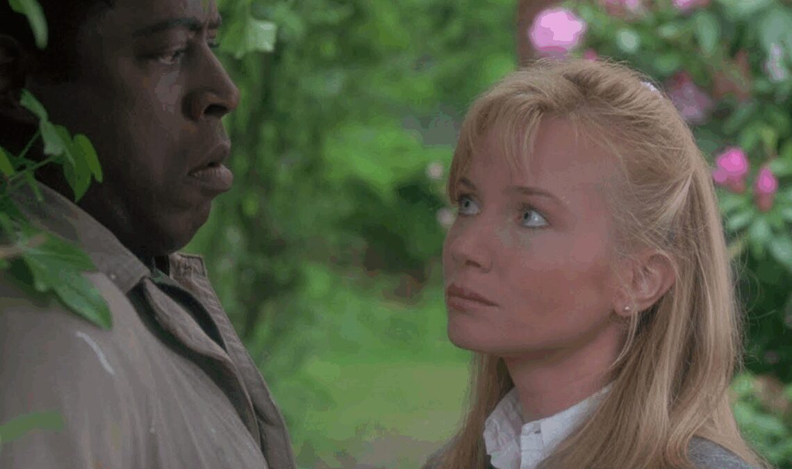 Premièrement, regardez le remake de l'un des films d'horreur les plus légendaires de tous les temps. 33 ans se sont écoulés et toujours effrayants