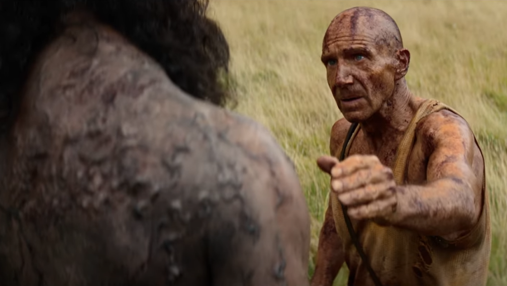 La première bande-annonce de 28 ans plus tard: le temple des os montre Ralph Fiennes à Añuro et le retour de Cillian Murphy est confirmé