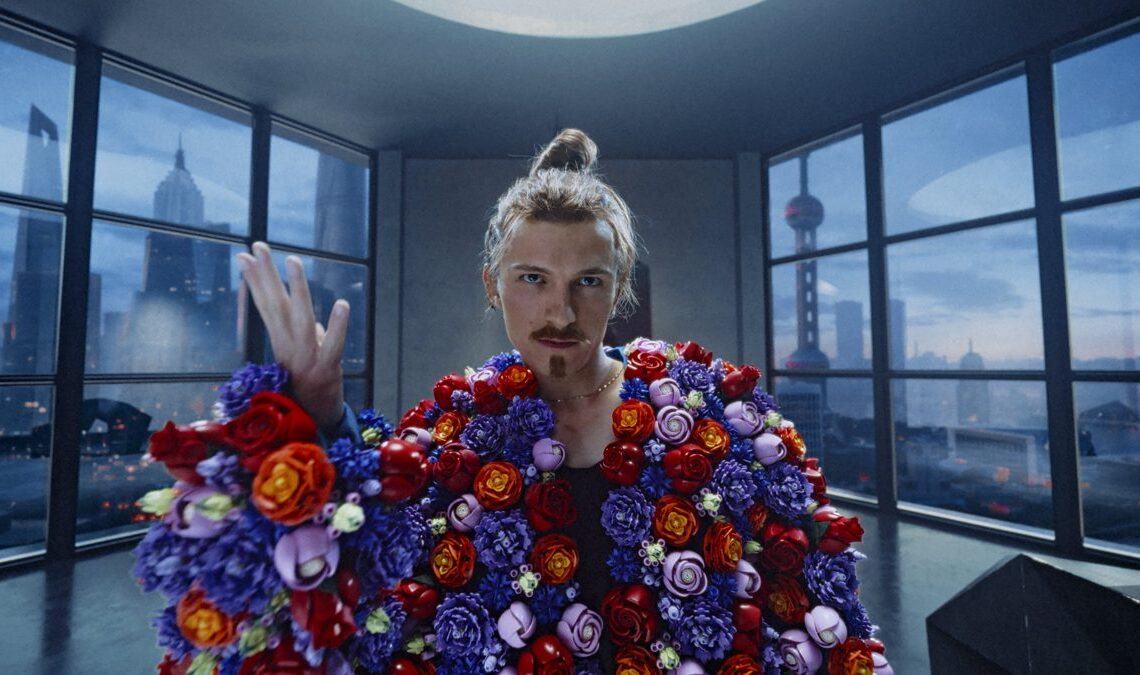 Tom Holland est méconnaissable dans un nouveau court métrage LEGO. L'acteur prend une pause dans le tir de Spider-Man: Brand New Day et nous dit pourquoi