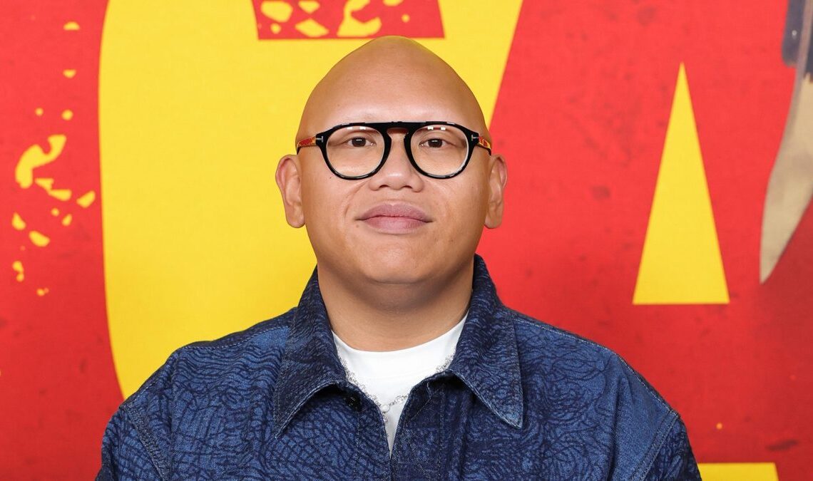 Une photo du tournage de Spider-Man: Brand New Day montre Tom Holland avec Jacob Batalon portant une chemise très intéressante