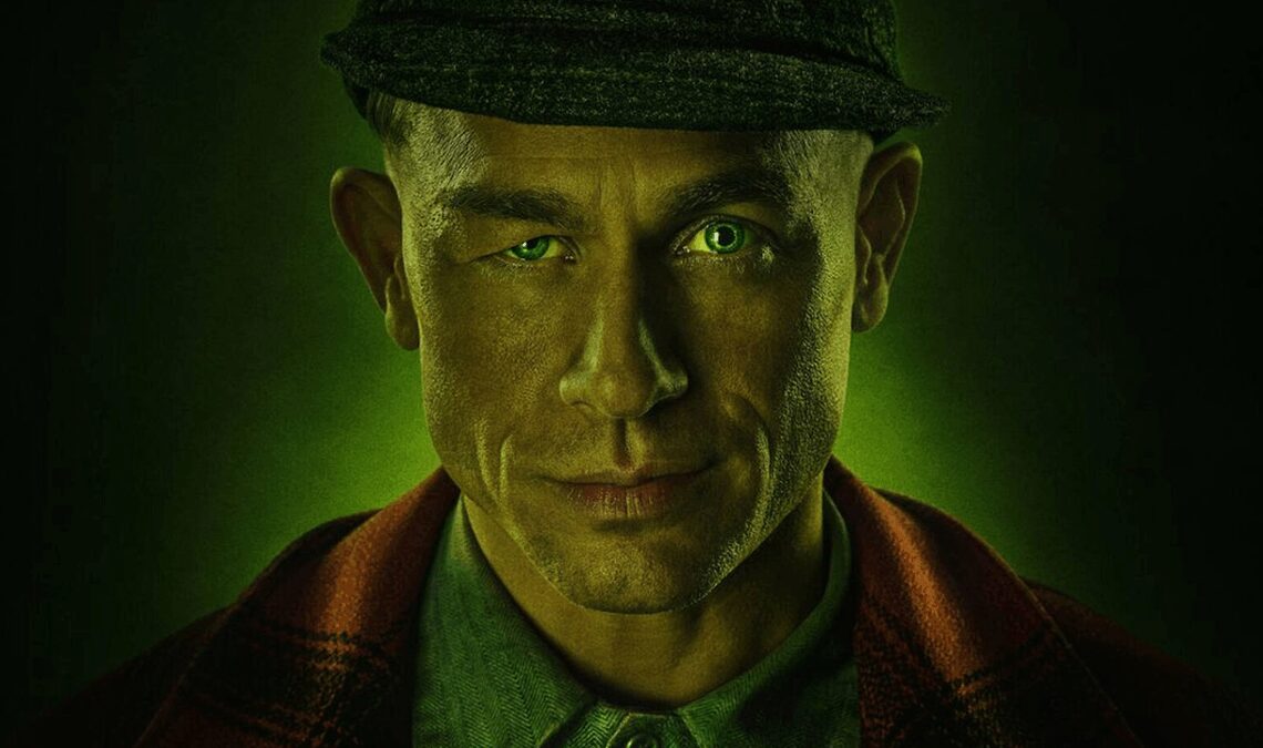 Après nous avoir glacé le sang avec son rôle d'Ed Gein, Charlie Hunnam revient dans le monde des assassins. Cette fois, c'est lui la victime