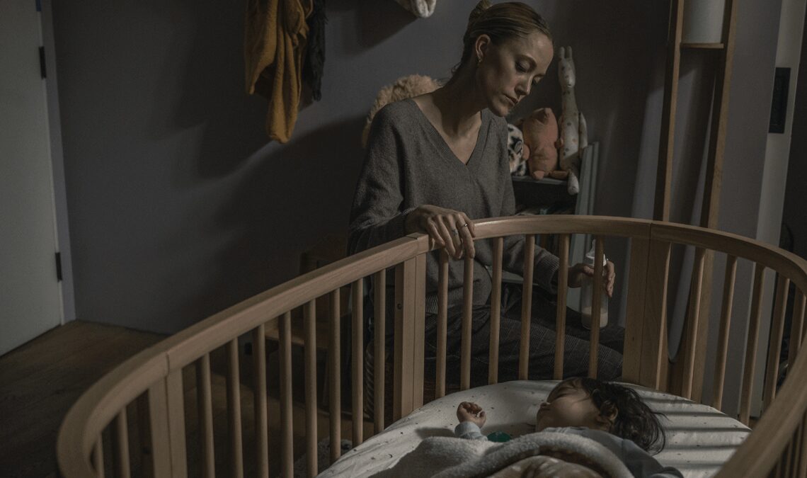 Critique de The Hand That Rocks the Cradle - Un remake avec un méchant qui laisse beaucoup à désirer