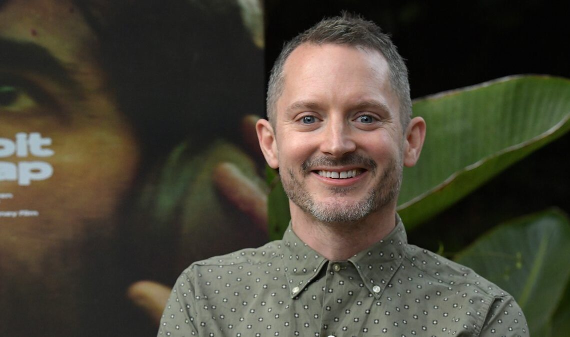 Elijah Wood parle des merveilles du nouveau film du Seigneur des Anneaux. Il dit que le "groupe créatif" a de nouveau rejoint