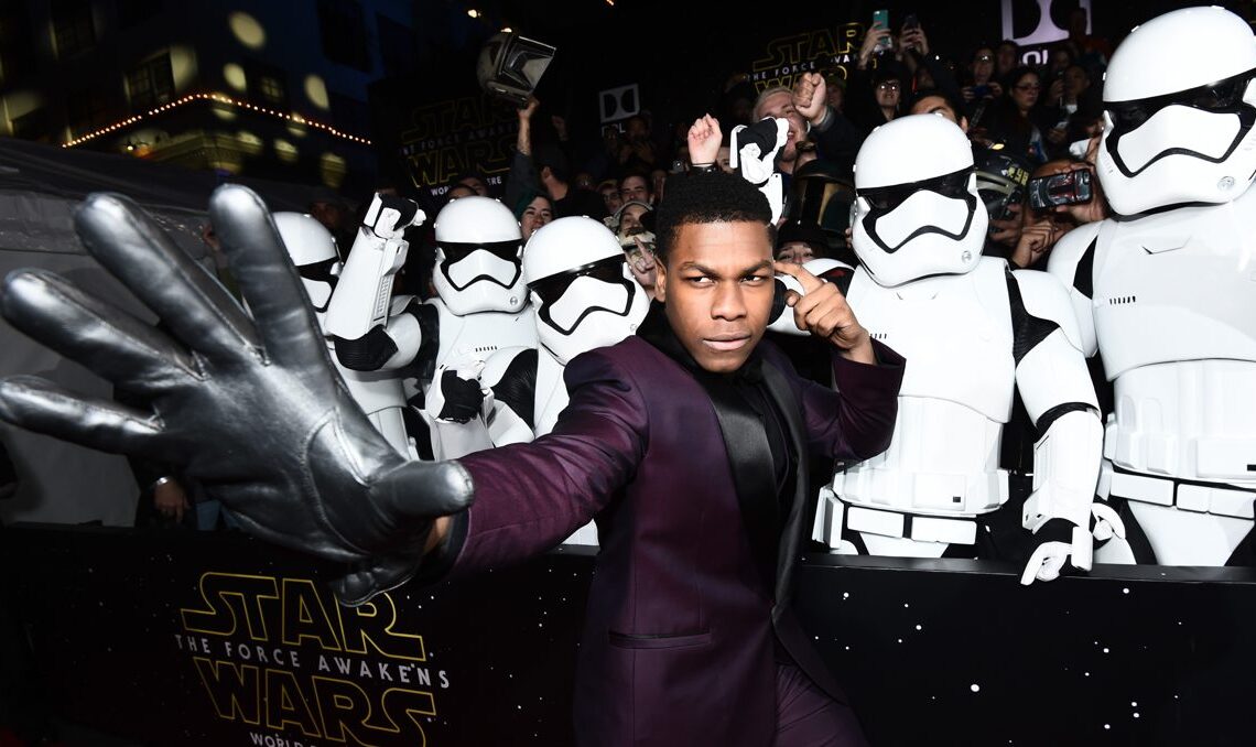 John Boyega préférera toujours les sabres laser, mais il admet qu'il y a une chose que Star Wars peut apprendre de Star Trek