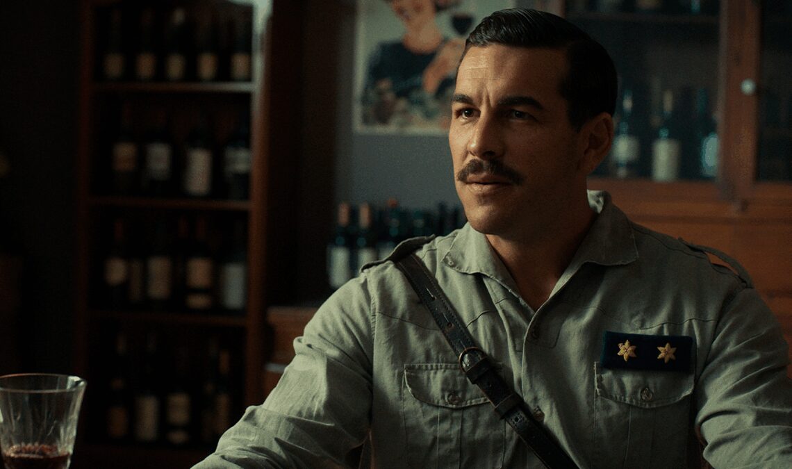 Mario Casas revient au cinéma avec une comédie bien particulière. Regardez un aperçu exclusif de son personnage dans La Cena