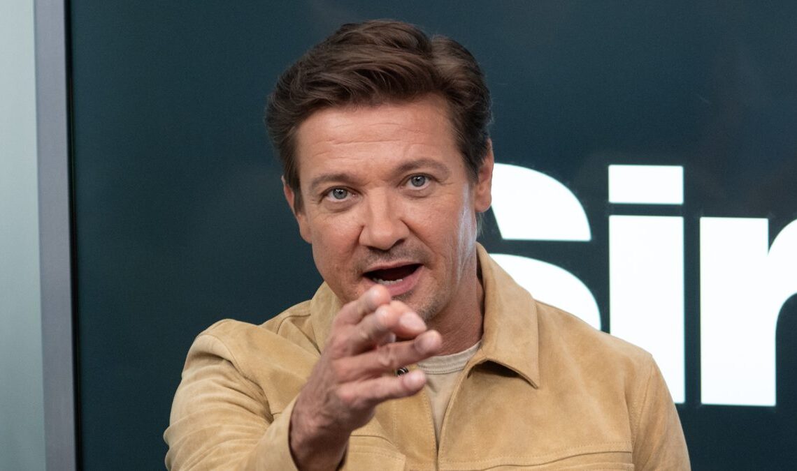 Jeremy Renner nie les allégations de harcèlement alors qu'il échange des lettres de cessation et d'abstention avec le réalisateur Yi Zhou