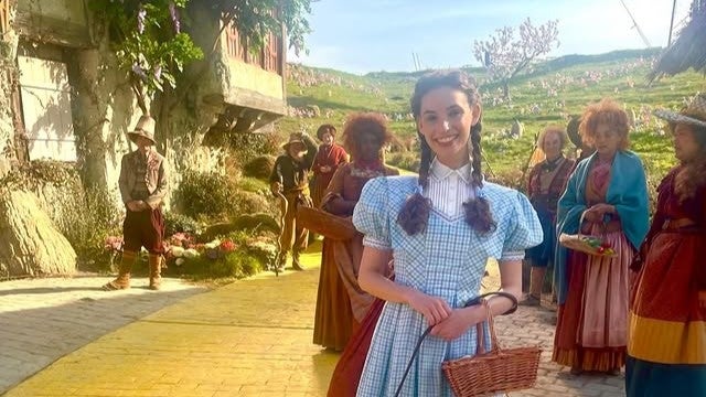 Premier aperçu officiel de Dorothy sur le tournage de Wicked: For Good