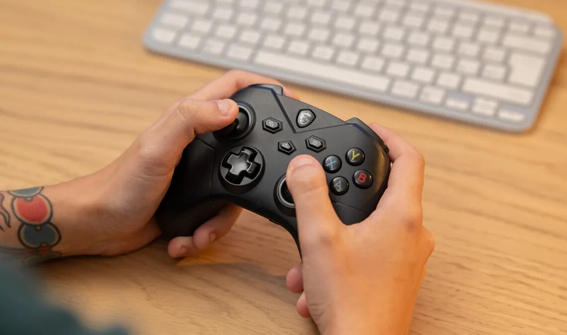 Après un mois avec la manette sans fil MSI Force GC 300, je la traite déjà comme ma brosse à dents. Je le porte partout dans mon sac à dos