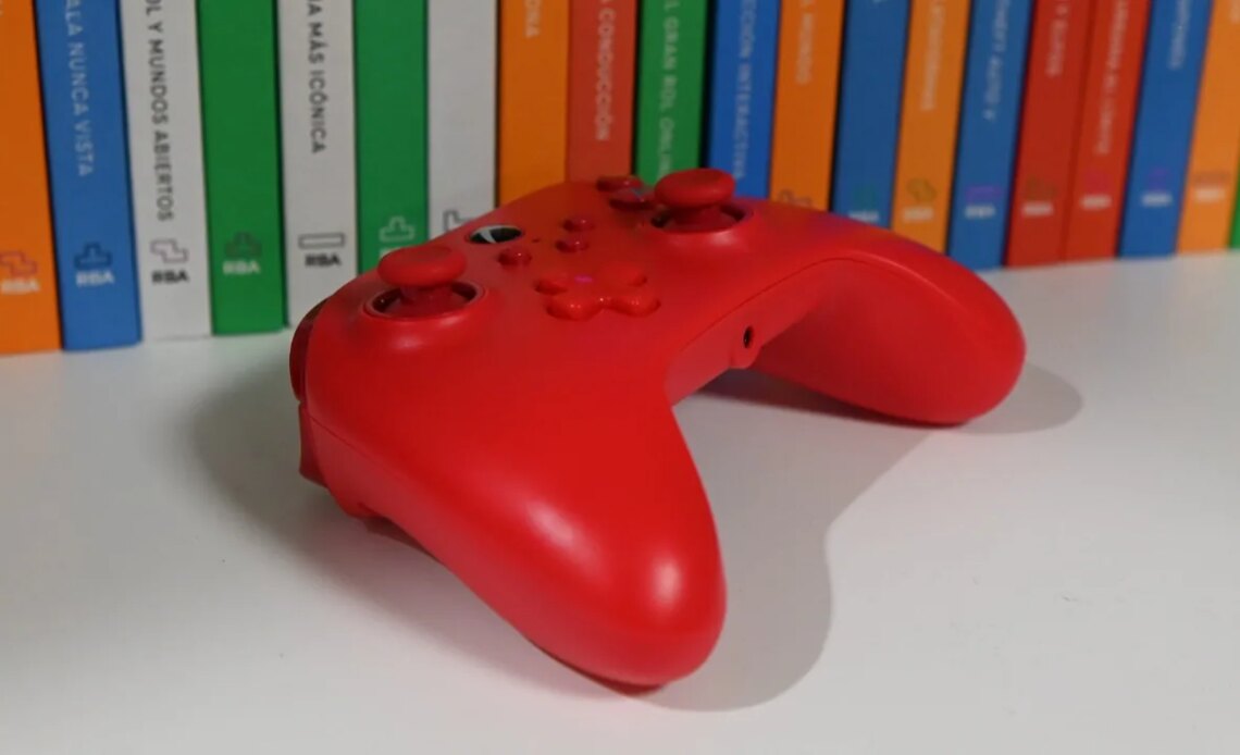 Cette télécommande à 30 euros déferle sur Amazon depuis des années. Je l'ai essayé pour voir où est le truc et il s'avère qu'il n'y a pas de truc : c'est un char qui ne provoque pas la guerre