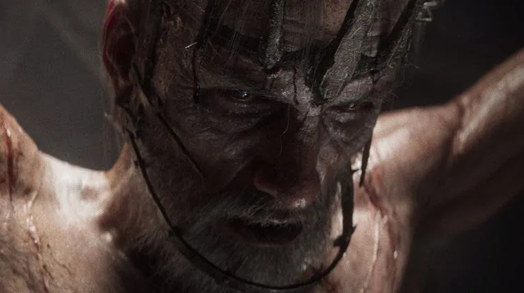 Les fans pensent savoir qui est l'homme en feu dans la bande-annonce de Divinity