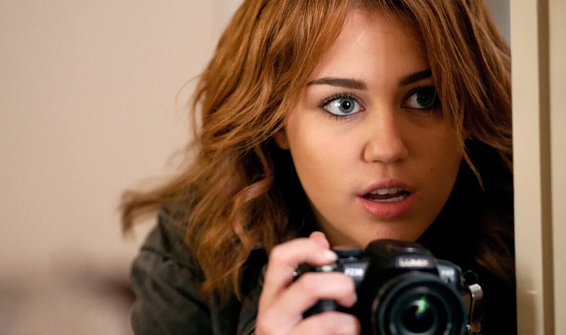 Miley Cyrus raccroche le micro et devient détective dans ce film qui arrive par surprise sur Prime Video