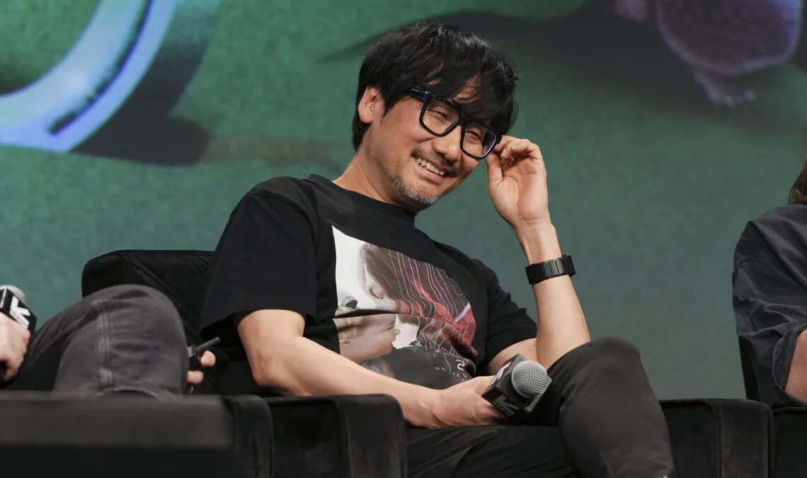 La décision « instinctive » de Hideo Kojima d'arracher son t-shirt et de le jeter à la foule a déclenché une enquête virale sur l'eau de Cologne qu'il utilise