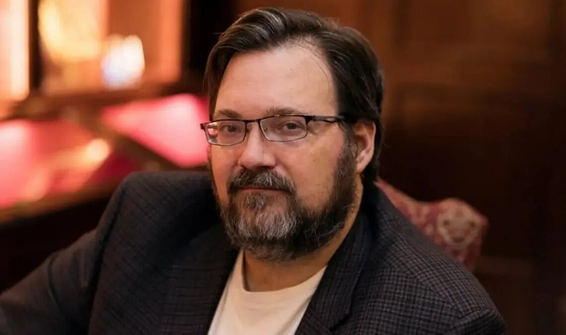 Si vous avez besoin d'une excuse pour regarder ce nouveau film de science-fiction, écoutez Brandon Sanderson parler du livre qu'il adapte