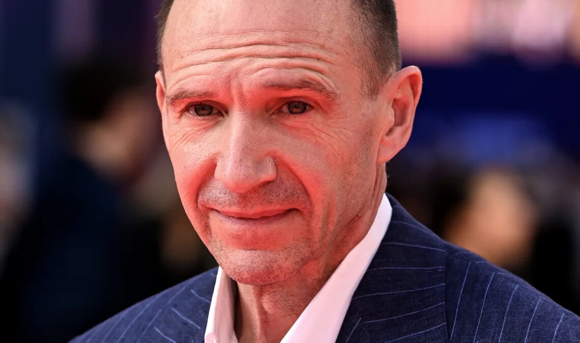 Ralph Fiennes parle de son possible retour dans le rôle de Lord Voldemort et du casting présumé de Tilda Swinton dans son rôle emblématique